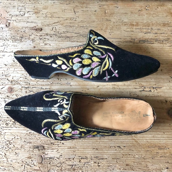 Vintage Black Velvet Metallic Gold Embroidered Ornate Handmade Babouche Mules - Picture 3 of 16